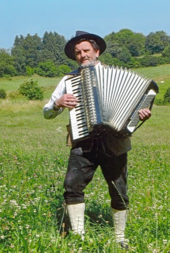 Bernd Gimpel spielt als "Der Globetrotter" Akkordeonmusik von Shanties über Pop bis hin zu Volksmusik.