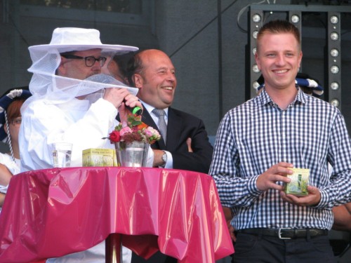 Volker Fleige versteigerte zur Eröffnung den ersten Rathaus-Honig.