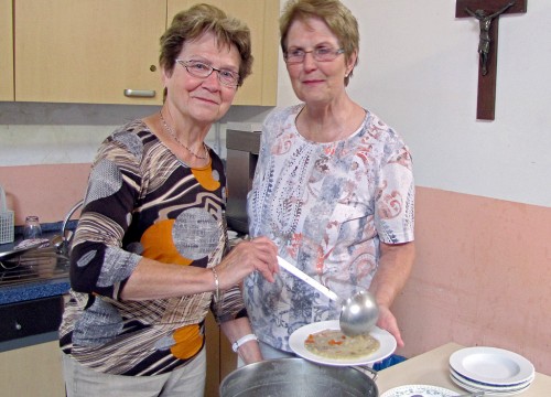 Gerda Beierle und Irmgard Rosenberg in der Suppenküche