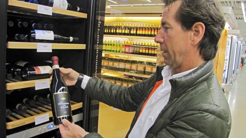 Beim Einkauf von Weinen und anderen Spirituosen ist Alessandro Virgillitos Fachkenntnis gefragt.