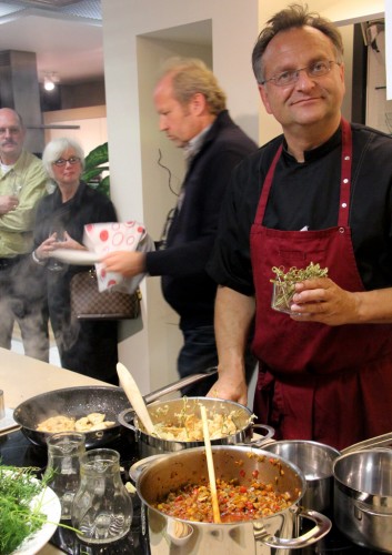 Volkhard Nebrich in seinem Element: Auch auf Menden à la carte 2015 wird er live kochen, zusammen mit den Festgastronomen.