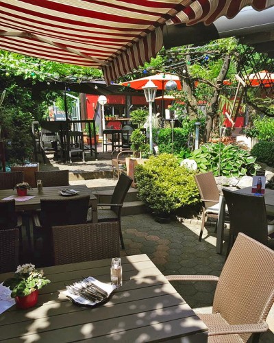Im Außenbereich des Restaurantes Akropolis in Hemer kann man sich fast wie in Griechenland fühlen und entspannt genießen.