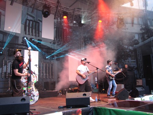 Die Rebell Tell Band gräbt mit ihrem Schlagerbilly-Sound zum Finale von Menden à la carte den Rathausplatz um.