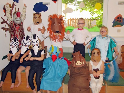 Kinder der KiTa "Kleine Freunde" in ihren selbstgemachten Musical-Kostümen