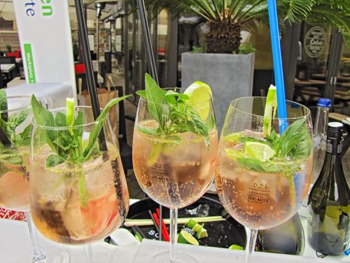 Der Cocktail auf der Grundlage von Rossato, Limette, frischem Basilikum, Prosecco, Sodawasser und Eis wurde zum eindeutigen Favoriten. Er kann auf dem Fest an jedem Stand genossen werden.