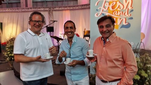 Noch einen Espresso mit Moderator Frank Spiekermann und dann bringen Fresh and Fun echtes Mittelmeer-Feeling unters Zeltdach.