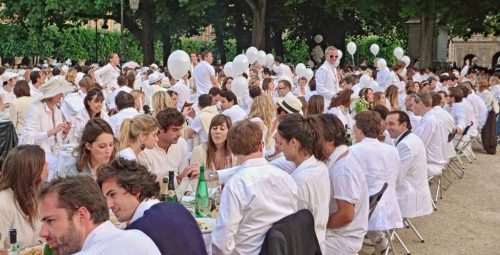 Ein Dîner en blanc ist ein wunderschönes und stilvolles Gemeinschaftserlebnis.