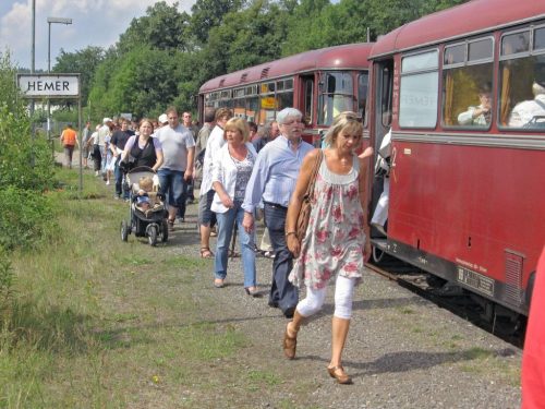 Im Jahr 2010 brachte der historische rote Schienenbus die Menschen von Hemer nach Menden.