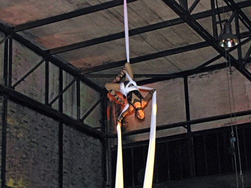 Akrobatische Darbietung unter dem Dach des Schmelzwerkes