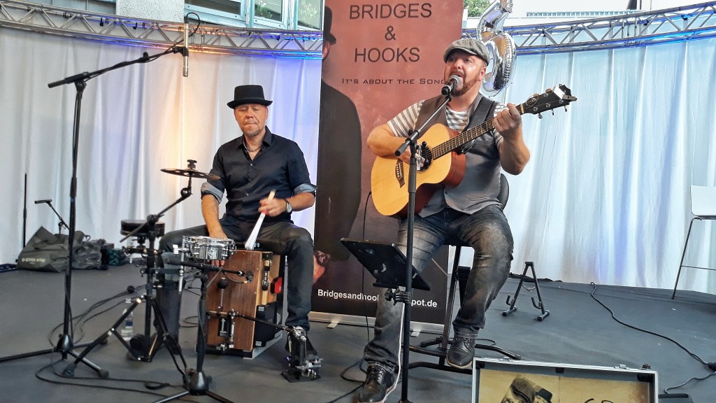 Bridges & Hooks sind zwei ausdrucksstarke Singer/Songwriter.