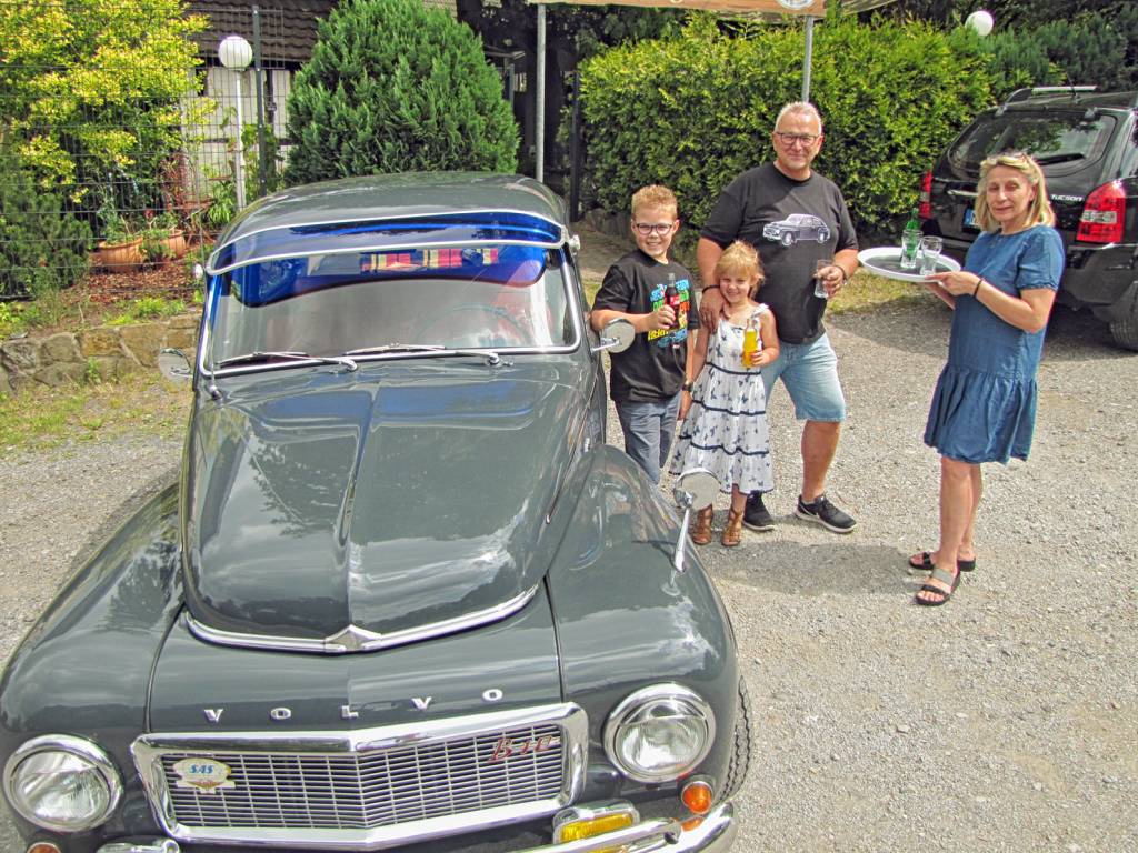 Hanife "Hanni" Okusal von der Bauernstube serviert Jörg Müller und seinen Enkelkindern Martha und Noah eine Erfrischung.